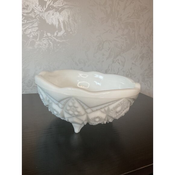 White Vintage Milk Glass Dish/Bowl With Intricate Star & Daisy Pattern Decorativ - Picture 6 of 8
